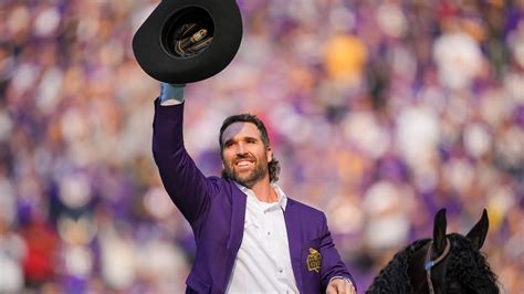 Vikings' Jared Allen shows up on horseback for Ring of Honor ceremony