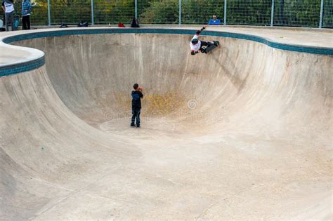 Skateboarding Em Uma Bacia Em New York City Fotografia Editorial - Imagem de bacia, atlético ...