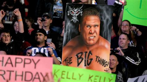 25 best modern Raw fan signs: photos | WWE