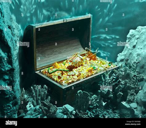 Treasure chest open underwater hi-res stock photography and images - Alamy