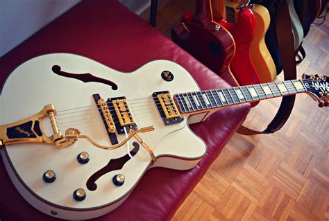 The Epiphone Emperor Swingster Review: All You Need to Know - Guitar Space