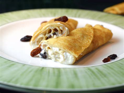 Recipe: Túrós palacsinta - Hungarian cottage cheese crepes with raisins