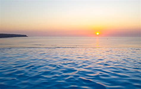 Infinity pool overlooking the sunset | Free Stock Image - Barnimages