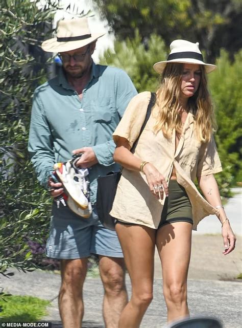 Simon Baker spends Easter with new girlfriend Laura May Gibbs at his Bronte home - BroRead.com