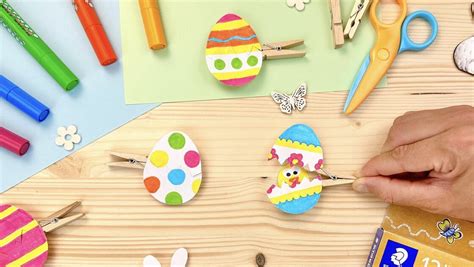 Manualidad de Pascua para niños: coloridos huevos de Pascua coloridos ...