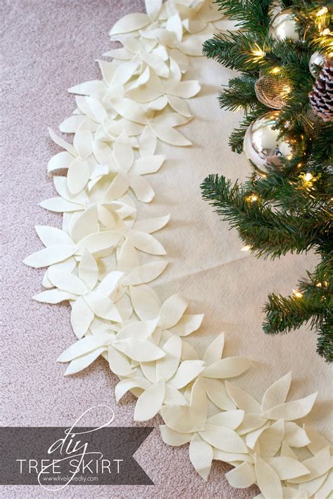 LiveLoveDIY: How To Make a NO-SEW Christmas Tree Skirt