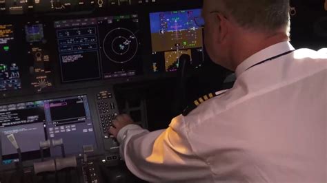 Boeing 787 Dreamliner Cockpit - Flight Programming, Details - YouTube