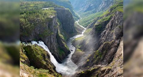 Watch this magnificent waterfall in Norway from a bridge above it ...