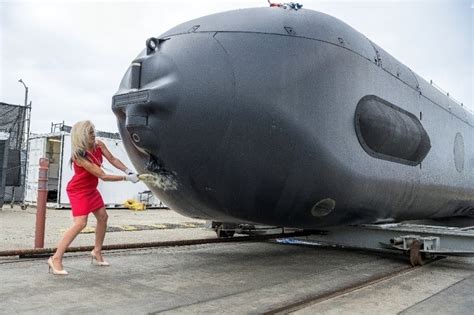 大鱼来了！美80吨无人潜航器下水，渔民立功的机会不远了!_凤凰网军事_凤凰网