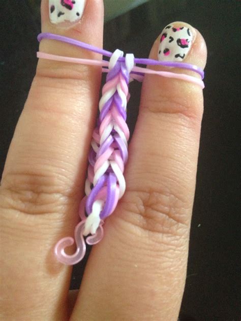 How To Make A Loom Bracelet With Your Fingers - Musely