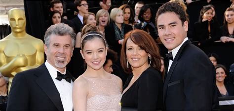 Hailee Steinfeld Parents Peter And Cheri Steinfeld And Brother Griffin Steinfeld - Wealthy Peeps