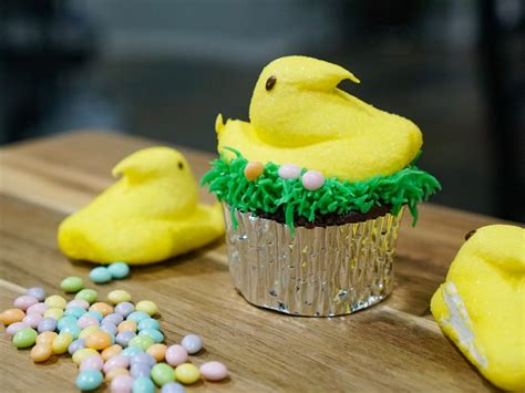 Easy Easter Decorated Cupcakes with Peeps - Sweet Shoppe Mom | Phoenix ...