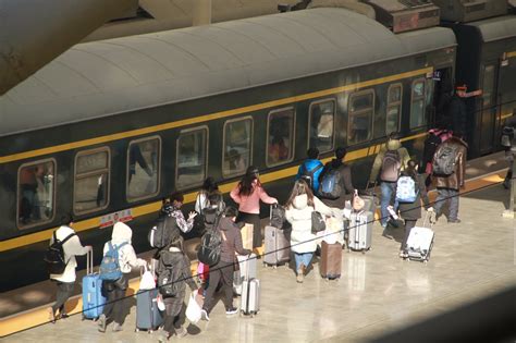 直击青岛火车站春运首日，数千旅客踏上回家路|青岛火车站|旅客|春运_新浪新闻