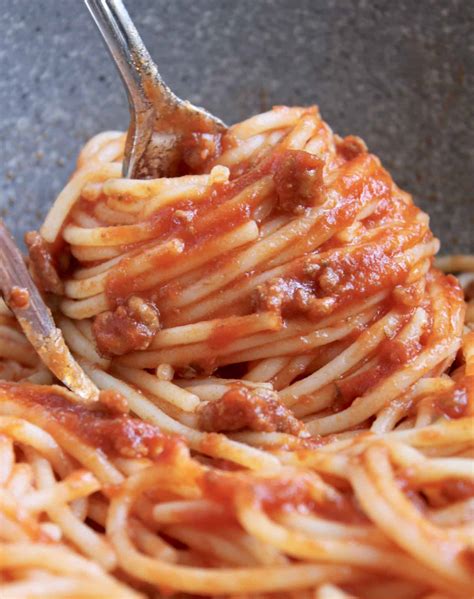 Spaghetti Sauce (Easy Italian Recipe with 6 Ingredients) - Christina's ...