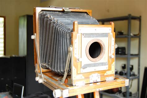 ANTIQUE CAMERAS: OLD WOODEN CAMERA