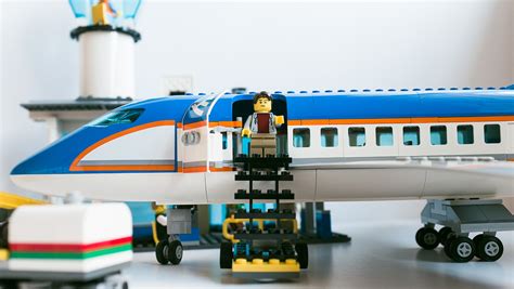 Geek Review: LEGO City Airport Passenger Terminal 60104 | Geek Culture