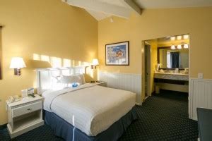 Monterey Bay Lodge Guest Rooms in Monterey California Hotel