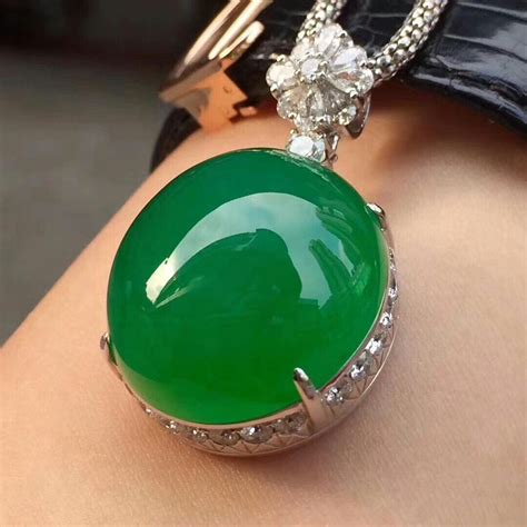 @margueritecaicai. Beautiful jadeite pendant. #jewelry #jewellry #gem #jade #jadeite | Beautiful ...