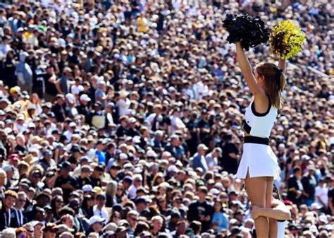 Colorado Cheerleader Turning Heads On Saturday Afternoon - The Spun