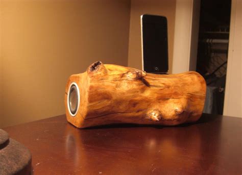 Handmade Wooden iPod Dock Speaker | Gadgetsin