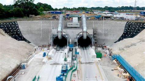 HS2 tunnels under the Chilterns reach halfway point - BBC News