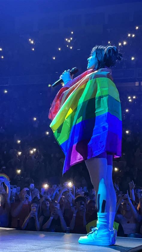 Billie Eilish Brasil on Twitter: "Billie Eilish com a bandeira do orgulho LGBTQIA+ essa noite ...