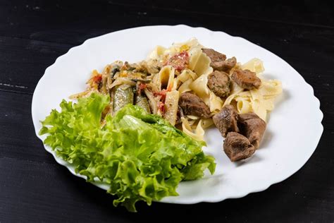 Fried Vegetables with Pork Meat and Lettuce in the plate - Creative Commons Bilder