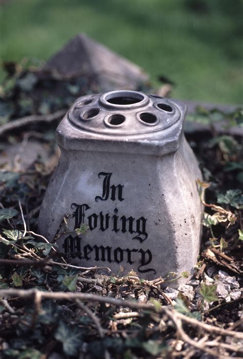 Image of cemetery urn | CreepyHalloweenImages