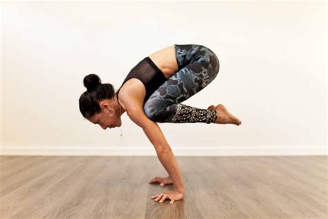 How to master Bakasana - Crow pose - YOGATEKET- Wiki | Yoga poses, Crow ...