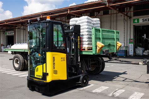 The New Hyster® Reach Truck Goes Outside - Irish Manufacturing