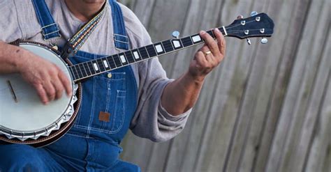 How to Play Clawhammer Banjo: Guide for Beginners