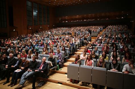 Studenten in der Aula der Universität zu Köln bei einer ...