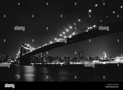 The Brooklyn Bridge at night seen from Brooklyn Bridge Park, New York ...