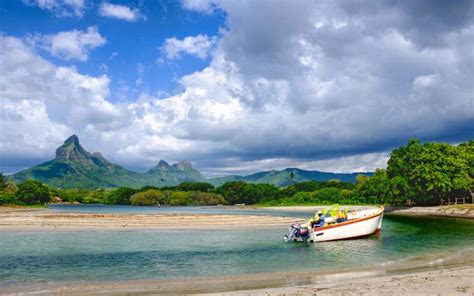 Tamarin Beach / Mauritius / // World Beach Guide