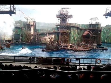 Waterworld stunts at Universal Studio Singapore - YouTube