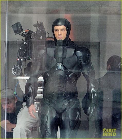 Joel Kinnaman: 'Robocop' Introduction Scene!: Photo 2734062 | Abbie ...