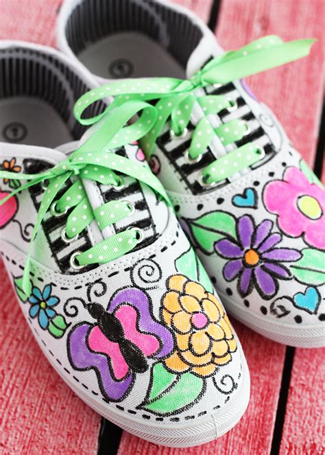 Fabric Marker Doodle Sneakers - Positively Splendid {Crafts, Sewing ...