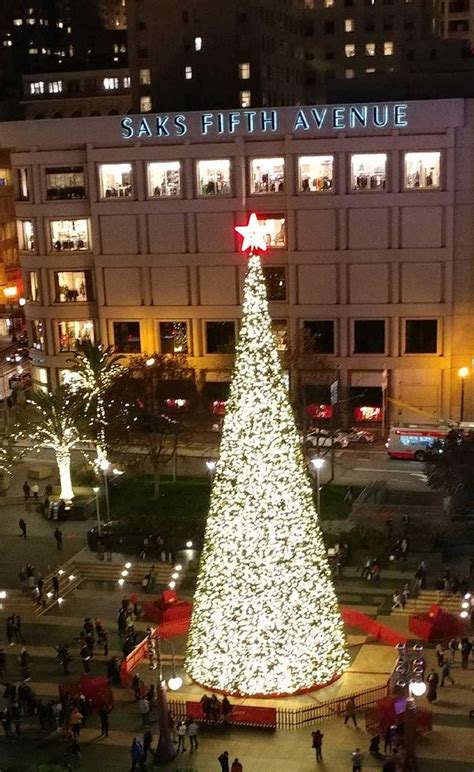 Macy's Christmas Tree at Night | Macys christmas, Christmas tree, Holiday decor