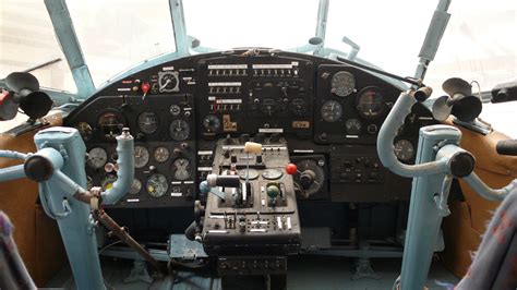 File:Antonov-2 cockpit.jpg - Wikipedia