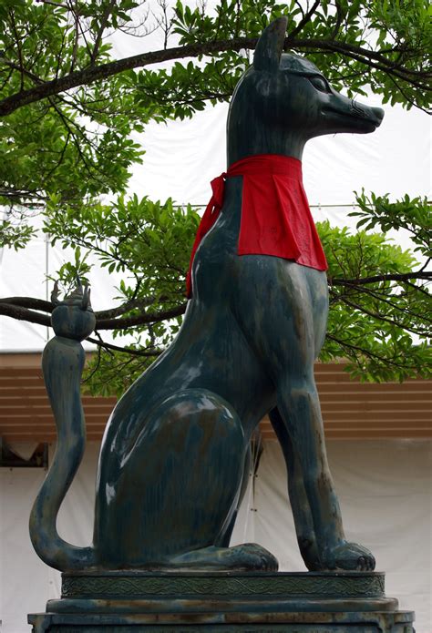 File:20100714 Fox statue in Fushimi Inari Shrine 1546.jpg - Wikimedia ...
