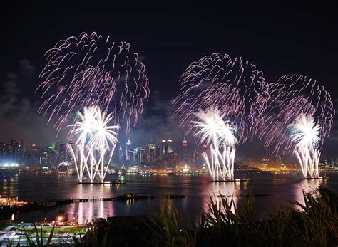 13 fabulous NYC hotels to see New Year's Eve fireworks! - Blogger at Large