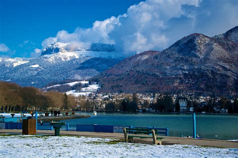 The lake area in Annecy covered with snow | Французские альпы, Курорты, Озера