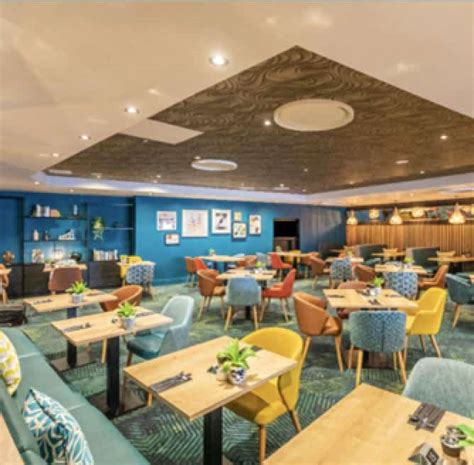 Holiday Inn Oxford Hotel unveils £1million lobby refurbishment - The Business Magazine