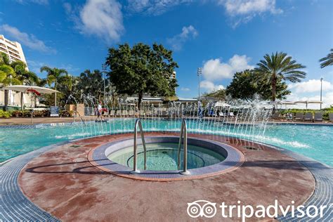 Disney's Contemporary Resort Pool: Pictures & Reviews - Tripadvisor