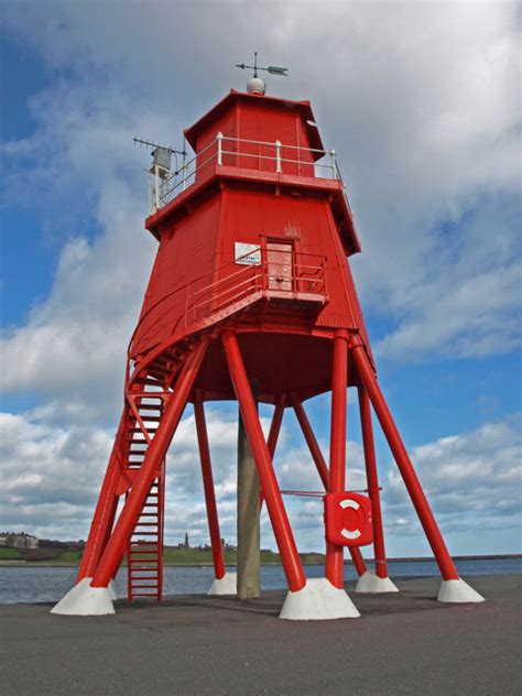 The Groyne Lighthouse, South Shields © wfmillar cc-by-sa/2.0 ...