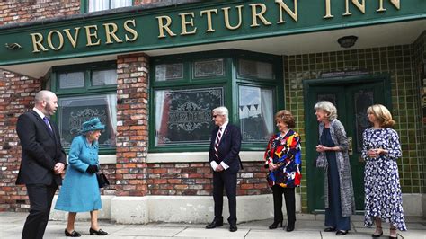 Queen visits Coronation Street set to mark 60 years of soap - BBC News