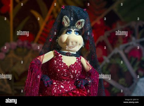 MISS PIGGY, MUPPETS MOST WANTED, 2014 Stock Photo - Alamy