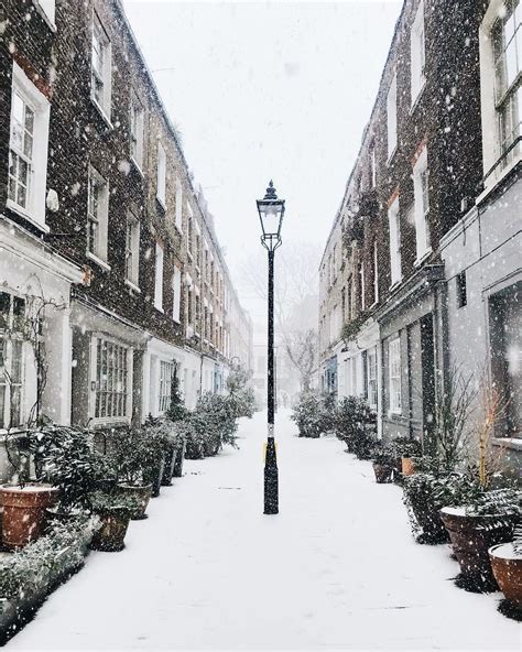 📷 from @eastlondonmornings Taken of the pretty snowy streets of London ...