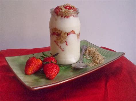 The Do-It-Yourself Mom: DIY Strawberry Granola Yogurt Parfait
