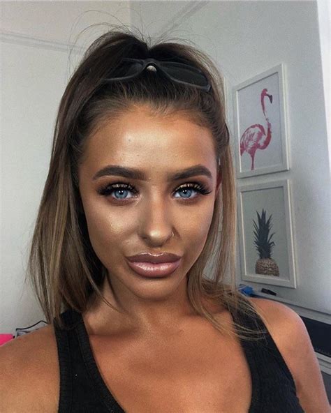 This girl is genuinely stunning, but her makeup here is just too much : r/crappycontouring